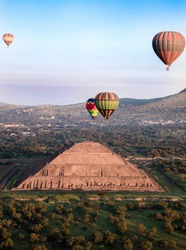 The Sun´s Pyramid at Teotihuacan, and hot air balloons