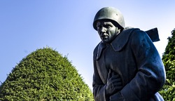 War soldiers statue