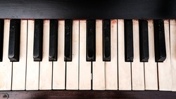 Piano keyboard, see black and white keys, the wooden old structure.