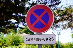 panel road sign text camping car no campervan motorhome parking prohibited recreational vehicule rv symbol ban red blue round prohibition sign