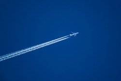 Telephoto closeup of jet plane aircraft cruising from Dallas to Tokyo at 37,975 feet, ground speed of 468 Kts.