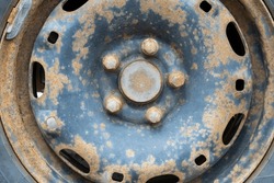 Rusty car rim with bolts on the hub