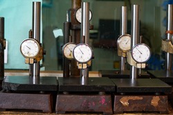Dial gauge for industrial machinery parts,Digital micrometers and digital vernier calipers perform calibration on block grades.	
