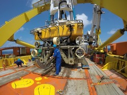 Submarine cable inspection machine, Remote On Vehicle (ROV) cleanup after recover from seabed 