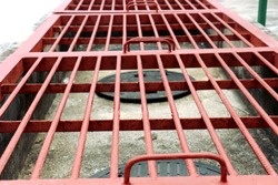 Red grille Close the drain hose