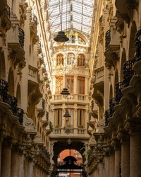 Vertical photograph of the Passage de Lodares, a commercial and residential gallery located in the historic center of the Spanish city of Albacete. Similar to the Italian galleries.