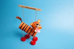 easy activity to do, tiger toilet paper roll craft for kid and kindergarten, DIY, year of the tiger craft, marionette from recycled materials