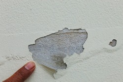 Paint on the wall surface peeling off due to moisture on the floor Wall or paint has expired.
