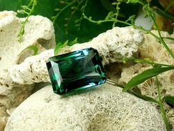 earth mined natural green sapphire gemstone square shape cutting for gems jewellery.