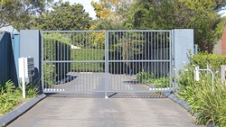 Automatic swing open front gate