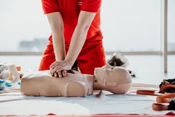 Training on emergency medical care was conducted by a Red Cross instructor in the office space for the civilian population of Ukraine due to the military attack on Russia