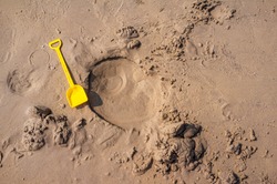 Toys, shovel, plastic toys, yellow,Used for scooping sand, digging sand holes. beach activities that children like to play when visiting the sea. During the summer holidays with the family