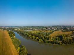 AERIAL VIEW OF AN AGRICULTURAL LANDSCAPE NEAR THE GARONNE RIVER, COUNTRYSIDE, ENVIRONMENT, SAINT PIERRE D'AURILLAC, GIRONDE, NEW AQUITAINE, FRANCE