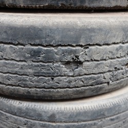 Get a tire repair patch Tire repair equipment Steel tire leaks, engine parts, knots, wear and tear, bursting tires, deterioration of tires Tire repair service