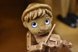 Pinocchio plays the violin, cheerful Pinocchio, cheerful Pinocchio, wooden toy