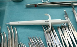 Aortic Punch is a device for notching, making holes in row or extracting out a part of tissue by the aorta for creation of the aortotomy site for vein grafts. 