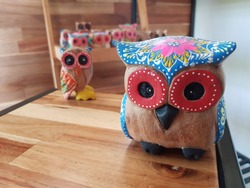
Wood carving with owl crafts And decorated with beautiful colors, including black, red, blue, white, looks cute