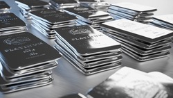 Multiple imperfect piles of 100g medici platinum bullions. The bars are polished, with a flat surface. Embossing 