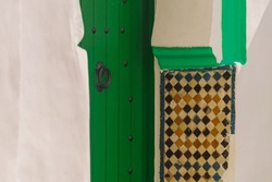 Decoration of the elements of the entrance group and the door with artistic techniques inherited from ancient Moroccan generations, made with drawings, tiles, patterns.