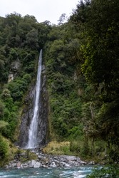 A beautiful view of the Thunder Creek Falls located in New Zealand ]