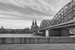 A grayscale shot of the beautiful Hohenzollern Bridge over the Rhine river