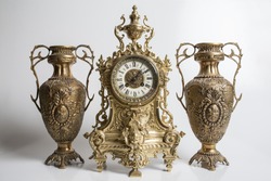 bronze amphorae and clock on a white background, antique vases and clock studio photo, antique clock and two antique vessels, 
