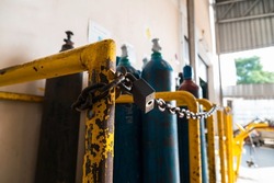 The padlock is hanging on the chain. argon tank storage. Oxygen tank set hurts well. Oxygen tank tank in the factory.