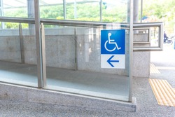 Left arrow pointing to ramp for wheelchair bounded people