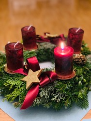 Advent wreath with one lit candle