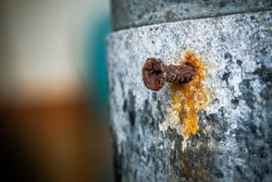 Photo Rusty screw corroded and rust stains on surface of metal pipe, Selective focus, Close up photo.