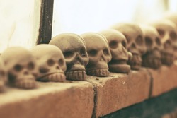 Clay crafts in the shape of skulls of different sizes, typical Mexican elements that adorn houses.
