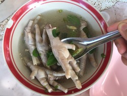 Chicken feet in hot and spicy soup 