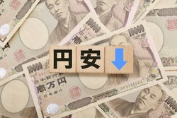 Decline in the value of the Japanese yen. Translation: The depreciation of the yen.