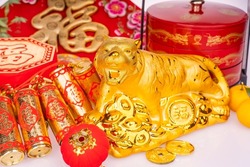 Tradition Chinese golden tiger statue,2022 is year of the tiger,Chinese word translation:good luck
