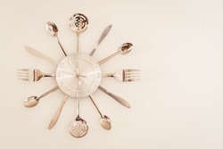 kitchen clock made with cutlery knife fork spoon numbers time córdoba argentina