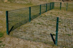 fence with a bottom which is made of collapsed panels as protection against game. the fence cannot be undercut. now the house and garden are protected, a low-protection dog training ground