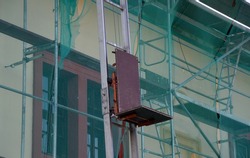 inclined lift, transport and lifting equipment on every construction site. Among the main advantages are the easy transport of material to the roof, a bent ladder with a winch, scaffolding, met, mesh