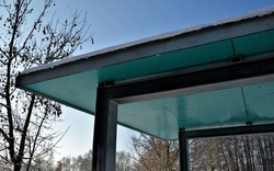 pergola with a glass roof made of massive steel beams. reinforced safety tinted glass protects visitors to the spa from the rain. lets in enough light. entrance shed, leeward, simple construction