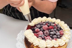 step by step elaboration of the cheesecake cake decorated by chef a manga with cream and red berries
