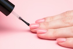 Pink glitter manicure. The manicure brush does not wear nail polish.