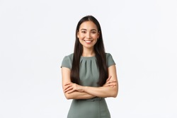 Small business owners, women entrepreneurs concept. Confident young asian woman starting startup, managing online store and work from home, standing confident with arms crossed, smiling pleased
