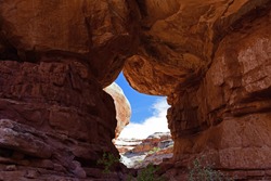 natural red rock arch formation  along the collins spring trail  in the grand gulch area of cedar mesa nera blanding, utah 
