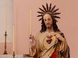 Sacred Heart of Jesus Statue. Jesus shows his own heart, symbol of God's love - Nine First Fridays Devotion