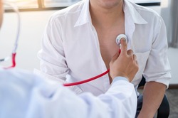 The doctor listens to the heartbeat to determine the cause of the abnormal heartbeat. And treatment plan to know the disease before illness in hypertension and enlarged heart