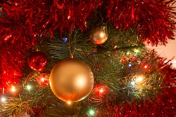 CHRISTMAS TREE DECORATION WITH GOLD AND RED TONES