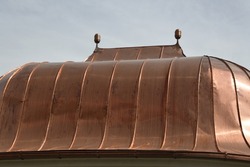 Because the durable copper sheet is soft and therefore easily deformable, it is suitable for many roof shapes. When the copper roof is new, it shines. 