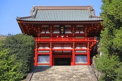 This is the main shrine (jogu) of Tsurugaoka Hachimangu Shrine in Kamakura.
The letters in the framed inscription reading 