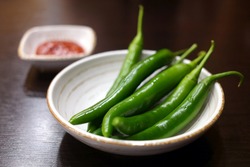 It is a red pepper that has a light blue color and is completely uncooked. In Korea, it is eaten raw in soybean paste.