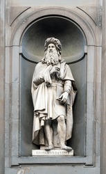 Statue of Leonardo da Vinci, Florentine artist, architect and scientist in the 15th century, in a niche of the Loggiato of the Uffizi, Florence city center, Tuscany, Italy