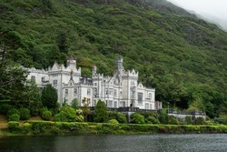 Kylemore Abbey in Ireland. Victorian abbey surrounded by nature facing a lake 